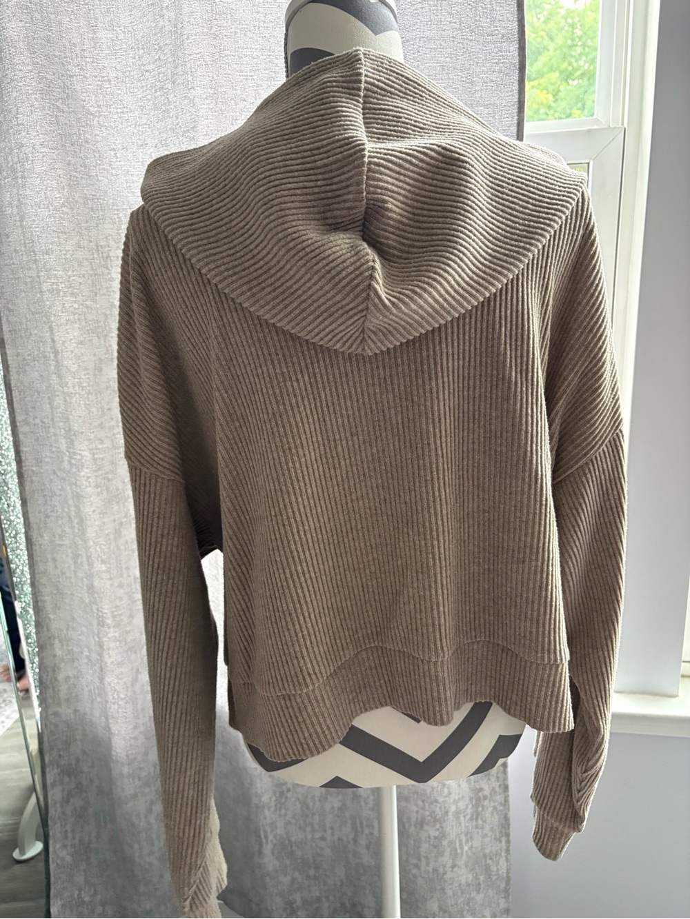 ALO Yoga Muse Cropped Hoodie in Gravel Heather - Picture 5 of 7